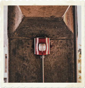 Picture of a visual fire alarm device mounted to a concrete wall. Image by Cameron Yartz on Pexels.