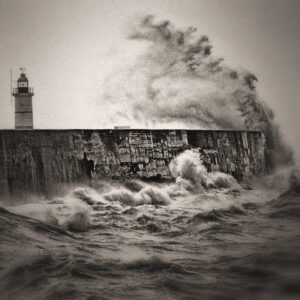 Picture of a lighthouse at a breakwater in heavy seas. Source Pixabay.com.