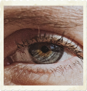 Image of a steel grey eye with a hint of gold around the centre. Image by Angela Roma Angela Roma on Pexels.