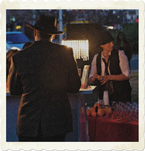 Picture of an outdoor themed bar. Bartender and client both dressed with a look appropriate to the Roaring Twenties. Image by grantdmills from Pixabay.